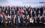 Les ambassadeurs de la jeunesse de l'OSCE prennent la pose pour une photo de groupe avec les ministres des affaires étrangères en décembre 2014